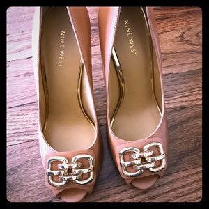 Tan open toed heel with beautiful gold accents